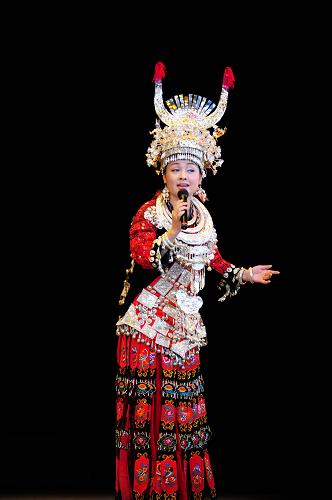 “文化中国·四海同春”艺术团在日本首演 2月22日,演员阿幼朵在日本东京举行的“文化中国·四海同春”慰侨文艺晚会上演唱歌曲《爱我中华》。 当晚,中国国务院侨办2010年“文化中国·四海同春”艺术团春节慰侨演出在日本东京举行。艺术团演员为旅日华侨华人、留学生及当地观众献上了一场具有浓郁中华民族特色的艺术盛宴。2月23日至3月4日,艺术团还将赴日本横滨、名古屋、大阪等地演出。 新华社记者 季春鹏 摄