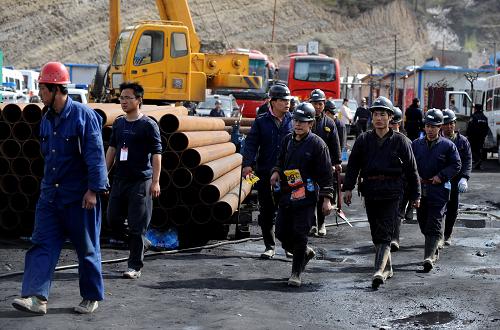 4月6日,抢险救援人员准备下井。 记者6日从华晋焦煤王家岭矿透水事故抢险指挥部获悉,救援中已发现井下有5名工人遇难,遗体已于5日晚升井。目前井下抢险救援仍在紧张进行,全力营救被困的其他33名矿工。 新华社记者燕雁摄