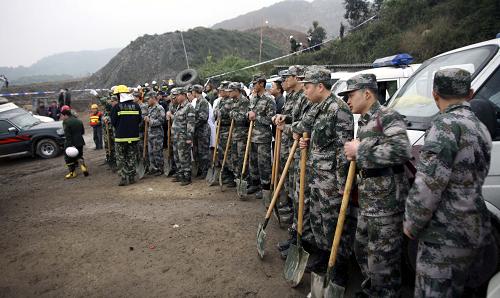 4月7日,预备役官兵在峨眉山市乐都镇采石场山体垮塌事故现场准备展开救援。 当日13时50分左右,四川省峨眉山市乐都镇顺江采石场开采区界外发生一起岩体崩塌事故。初步调查,事故造成14人被掩埋,其中9名驾驶员,5名矿山工作人员。四川省、乐山市、峨眉山市等地领导已带领救援队伍在现场展开营救。目前,专家组正对事故原因及性质进行调查。 新华社发