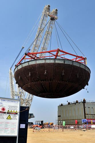 4月9日,吊车正在吊装直径(内径)39.6米的CV底封头。