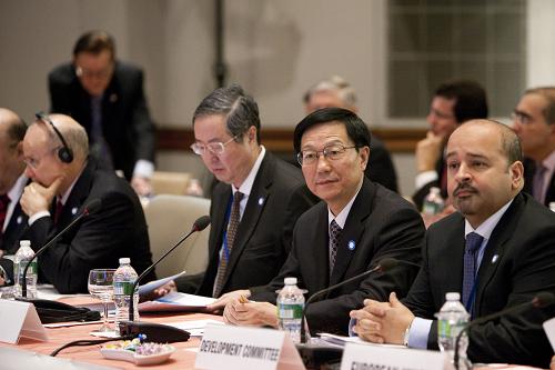 二十国集团财长和央行行长会议举行 4月23日,在美国华盛顿,中国财政部长谢旭人(右二)与央行行长周小川(左二)出席二十国集团财长和央行行长会议前交谈。 当天,二十国集团财长和央行行长会议在美国首都华盛顿举行。 新华社记者朱炜摄