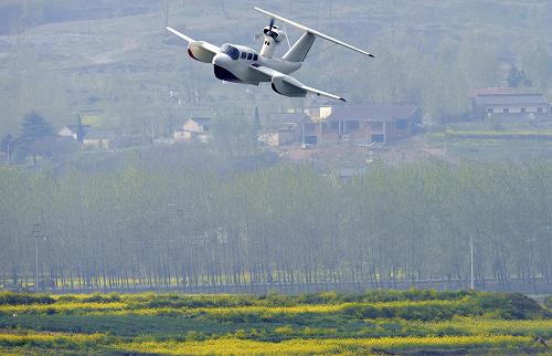 4月23日,“天使鸟”号地效翼船在南京金牛湖区试飞。 当日,由江苏恒川集团研发的新一代地效翼船(俗称“水上飞机”)“天使鸟”号在南京金牛湖两起两降试飞成功。该型地效翼船宽10.7米,长12.6米,高3.5米,是中国企业生产出的完全具有自主知识产权的地效翼船。地效翼船是一种介于飞机和船舶之间的新型高速运载工具,可以在高速公路或水面上起飞、降落。 新华社发(吴俊 摄)