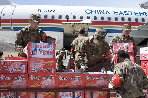 4月23日,救援人员将东航救灾飞机空运到玉树的食品卸下飞机。 4月14日下午3时23分,青海玉树地震发生后不到8个小时,东方航空公司第一架满载救援人员和救援物资的飞机,降落在海拔近4000米的玉树巴塘机场;15日上午,东航救灾飞机开始陆续向西宁转运危重伤员……截至4月23日,东航救灾飞机已飞行120个班次,将5000多名救援人员安全快速地送到玉树,转运危重伤员1000多人,运送救灾物资190多吨。 玉树地震发生后,东航按照中央部署,迅速行动起来,将近百名优秀员工派往抗震救灾一线,克服高原气候复杂多变、巴塘机场狭小等不利因素,投入3架经过改装的飞机穿梭西宁和玉树两地,每天飞行12个班次,载着救援人员和物资飞到玉树,将玉树的危重病人转运到西宁,为震后救灾搭建空中生命通道。 新华社记者 刘杰 摄