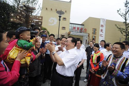 李长春在四川考察工作 6月23日至28日,中共中央政治局常委李长春在四川考察工作。这是6月25日,李长春在汶川县水磨镇了解灾后重建情况。 新华社记者 江宏景 摄