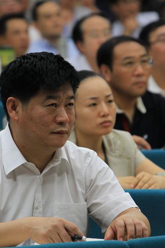 走进中共中央党校 6月30日,中共中央党校学员正在上课。 当日,来自国内外30余家新闻媒体的60余位记者来到北京中共中央党校进行集体采访。中共中央党校的前身是1933年3月创办于江西瑞金的马克思共产主义学校。中央党校以学习中国特色社会主义理论体系为中心,以提高干部的理论素养、世界眼光、战略思维、党性修养为基本要求,注重引导学员对国际国内重大现实和战略问题进行研究和讨论。近年来,中央党校日益对外开放,与世界上近30个国家的政府部门、研究机构、大学等建立了学术合作关系。 新华社记者 李明放 摄