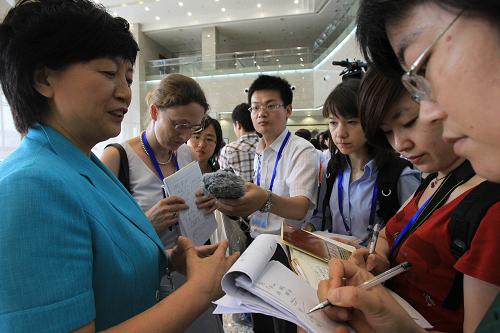 6月30日,正在中共中央党校学习的学员在接受中外媒体记者采访。 当日,来自国内外30余家新闻媒体的60余位记者来到北京中共中央党校进行集体采访。中共中央党校的前身是1933年3月创办于江西瑞金的马克思共产主义学校。中央党校以学习中国特色社会主义理论体系为中心,以提高干部的理论素养、世界眼光、战略思维、党性修养为基本要求,注重引导学员对国际国内重大现实和战略问题进行研究和讨论。近年来,中央党校日益对外开放,与世界上近30个国家的政府部门、研究机构、大学等建立了学术合作关系。 新华社记者 李明放 摄