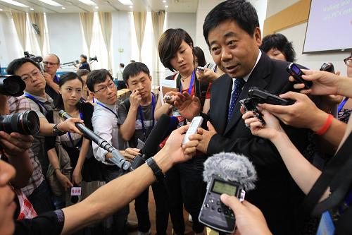 6月30日,中共中央党校副校长陈宝生接受记者采访。 当日,来自国内外30余家新闻媒体的60余位记者来到北京中共中央党校进行集体采访。中共中央党校的前身是1933年3月创办于江西瑞金的马克思共产主义学校。中央党校以学习中国特色社会主义理论体系为中心,以提高干部的理论素养、世界眼光、战略思维、党性修养为基本要求,注重引导学员对国际国内重大现实和战略问题进行研究和讨论。近年来,中央党校日益对外开放,与世界上近30个国家的政府部门、研究机构、大学等建立了学术合作关系。 新华社记者 李明放 摄
