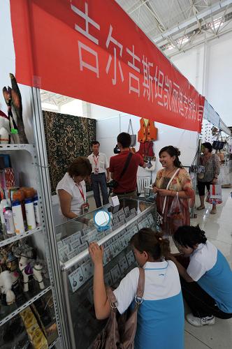7月1日,吉尔吉斯斯坦一家银饰公司打出红色横幅招揽生意。 6月28日起,为期5天的第六届中国新疆喀什中亚南亚商品交易会(喀交会)在喀什举行,来自中国各地及中南亚国家和地区的上万名客商报名参加。截至6月30日,本届喀交会已达成经贸合作项目256个,项目投资总额达281.5亿元。中外客商云集喀交会,看好的正是中国经济中目前颇具潜力的“西域板块”。 新华社发(金炜 摄)