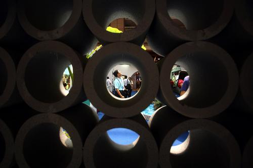 8月13日,参观者在江苏展区流连。 当日,第五届海峡两岸台北旅展开幕。本次旅展为期4天,大陆31个省市区和新疆生产建设兵团分别组团参加,总人数近1200人,大陆展区面积达8000平方米,共366个展位。台湾展区共有516个摊位,台湾各大旅行社、航空公司、饭店等参加展览。 新华社记者 费茂华 摄