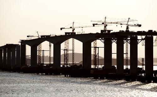 平潭海峡大桥将结束福建第一大岛轮渡史 平潭海峡大桥合龙在即(8月11日摄)。 全长4976米、总投资逾11亿元的跨海大桥——福建平潭海峡大桥自2007年11月开工建设以来,目前已完成施工总产值超过90%,进入最后合龙冲刺阶段,计划于2011年元旦前建成通车。平潭海峡大桥是福建第一大岛——平潭岛的首条出岛快捷通道,大桥的建成将结束该岛40万居民长期依靠轮渡往来的历史。 新华社记者姜克红摄