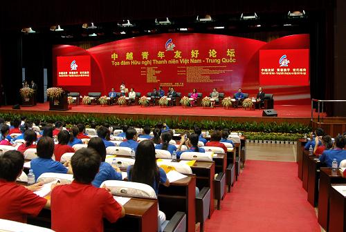 8月28日,作为中越青年大联欢活动内容之一的中越青年友好论坛在广西南宁举行。今年时值中越两国建交60周年和中越友好年,此次活动旨在让两国人民,特别是青年了解中越两国人民的传统友谊,增进双方的互信和了解。 新华社记者 卢哲 摄