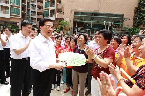 这是胡锦涛在罗湖区南湖街道渔民村社区文化广场,同正在舞扇子健身的居民们热情攀谈,祝愿大家今后的生活更富裕、更文明、更安宁、更幸福。 新华社发