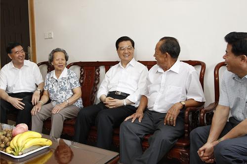 这是胡锦涛来到罗湖区南湖街道渔民村社区居民吴锦清老人家中,同一家人亲切拉家常。 新华社记者李学仁摄