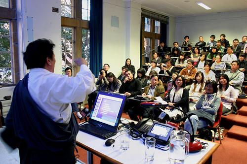 9月16日,在澳大利亚悉尼大学孔子学院举行的交流活动上,西藏社科院宗教所所长次仁加布在介绍藏传佛教。 以西藏社会科学院宗教研究所所长次仁加布为团长的中国藏学家代表团一行5人,当日在悉尼大学孔子学院与学院师生以及学术界人士交流。他们将在悉尼进行为期两天的访问。 新华社记者唐明摄