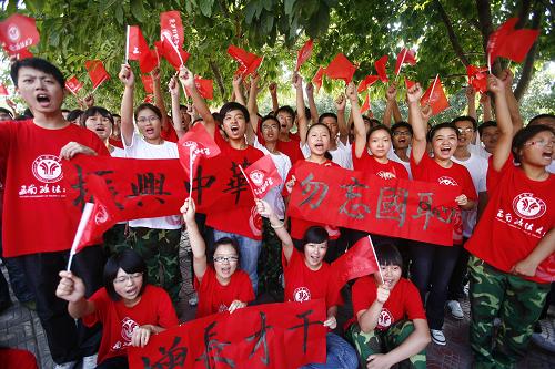 西南政法大学200名师生纪念“九·一八”事变79周年 9月18日,在西南政法大学渝北校区内,200名师生高喊“勿忘国耻、铭记历史、振兴中华”等口号,唱起中华人民共和国国歌、大刀进行曲等革命歌曲,以此纪念“九·一八”事变79周年。 新华社记者 陈诚 摄