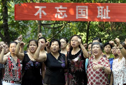 重庆市民纪念“九·一八”事变79周年 9月18日,重庆市沙坪坝区公园内,市民们高呼“勿忘国耻、牢记历史”等口号。 当日,重庆市沙坪坝区公园内,100余名重庆市民高唱国歌和《大刀进行曲》等爱国歌曲,纪念“九·一八”事变79周年。 新华社记者 陈诚 摄
