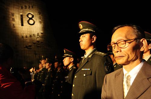 沈阳撞钟鸣警纪念“九·一八”事变79周年 9月18日,部队官兵和日本友人(右一)在撞钟鸣警仪式上肃立。 当日,沈阳市在九一八历史博物馆残历碑广场前撞响警世钟,并在全市拉响防空警报,纪念“九·一八”事变79周年,警醒人们勿忘国耻、居安思危。 沈阳市在“九·一八”事变纪念日举行鸣警撞钟仪式始于1995年。目前,全国已经有200多个城市在“九·一八”事变纪念日开展鸣警活动。 新华社记者 任勇摄