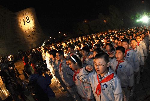 沈阳撞钟鸣警纪念“九·一八”事变79周年 9月18日,沈阳学生代表在撞钟鸣警仪式上宣誓。 当日,沈阳市在九一八历史博物馆残历碑广场前撞响警世钟,并在全市拉响防空警报,纪念“九·一八”事变79周年,警醒人们勿忘国耻、居安思危。 沈阳市在“九·一八”事变纪念日举行鸣警撞钟仪式始于1995年。目前,全国已经有200多个城市在“九·一八”事变纪念日开展鸣警活动。 新华社记者 任勇摄