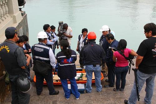秘鲁救援倾覆渔船 被困中国船员3人生还 12月8日,在秘鲁卡亚俄水域附近,秘鲁搜救人员准备赶往中国烟台海洋渔业公司“富源三号”渔船倾覆地点实施救援。 经过近20个小时的紧张营救,4名被困在倾覆渔船中的中国船员中3人已于8日下午在秘鲁卡亚俄水域平安脱险。 新华社发(路易斯·卡玛楚摄)