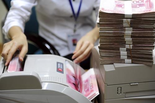 12月10日,海南省琼海市一家银行的工作人员在清点人民币。 中国人民银行10日晚间发布消息,决定从2010年12月20日起,上调存款类金融机构人民币存款准备金率0.5个百分点。这是央行今年以来第六次上调存款准备金率,也是在一个月内第三次宣布上调存款准备金率。如果不考虑此前针对部分银行的差别上调,此次上调之后,金融机构存款准备金率已高达18.5%的历史高位。 新华社发(蒙钟德 摄)