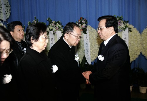 曾庆红到上海龙华殡仪馆送别汪道涵