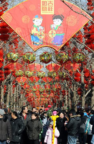 2月13日,游客在参观地坛庙会。当日,北京各大公园举办的新春庙会活动陆续拉开帷幕。这些形式各异、精彩纷呈的庙会将在节日期间为首都市民以及国内外游客送上精彩的新春文化大餐。新华社记者 张旭 摄
