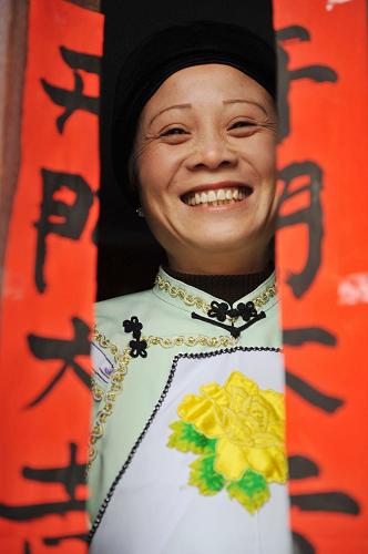 2月13日,布依族同胞举行新年“开门仪式”。当日,在贵阳市花溪区马铃乡的水车坝布依寨里,布依族同胞们家家户户写对联、贴窗花、唱山歌,举行新年“开门”仪式,迎接虎年春节的到来。新华社记者 欧东衢 摄