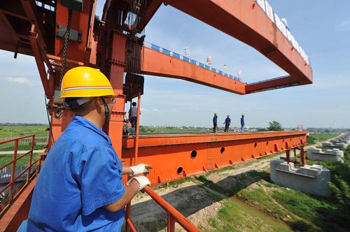 中国中铁四局建设者在昌九城际铁路德安段进行架梁作业(7月8日摄)。(新华社记者 王雷 摄)