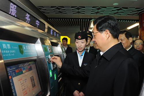 这是胡锦涛在北京地铁4号线西单站亲自购买一张电子车票准备乘坐地铁列车。新华社记者 李学仁 摄