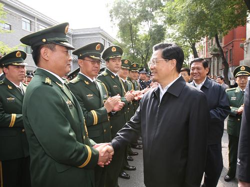 这是胡锦涛看望驻守天安门地区的部分武警官兵。新华社 发