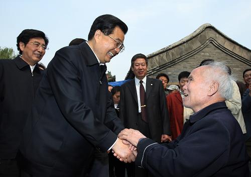 这是胡锦涛在颐和园同一位老人亲切交谈。新华社 发