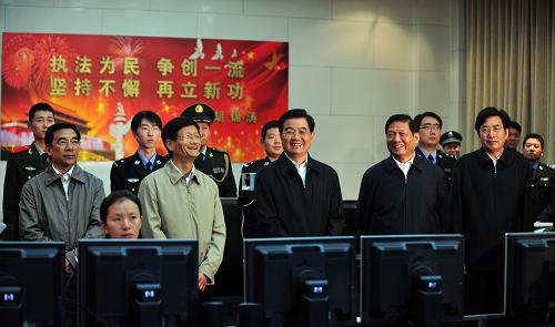 这是胡锦涛在北京市公安局天安门地区分局指挥中心了解情况。新华社 发