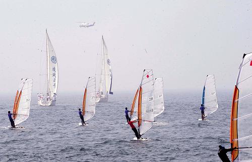 这是7月11日拍摄的海上船舶展演现场。7月11日,辽宁省大连市举办形式多样的主题活动庆祝第六个中国航海日。包括帆船、快艇、游艇、救助船在内的船舶在大连星海湾百年城雕广场南侧海域进行海上展演,北海第一救助飞行队的直升机也进行了飞行和救援表演。中国航海日是2005年在纪念郑和下西洋600周年之际,由国务院批准设立的全国性海洋文化活动日。今年中国航海日的主题为“海洋·海峡·海员”。新华社记者 任勇 摄