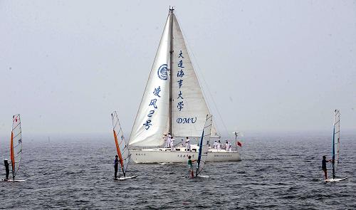 这是7月11日拍摄的海上船舶展演现场。新华社记者 任勇 摄
