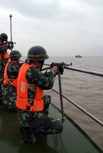 浙江瑞安举行海上缉私演练