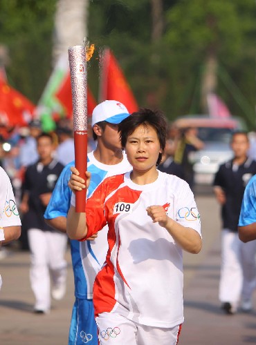 5月17日,火炬手张顺芳在进行传递。当日,北京奥运会圣火在浙江绍兴传递。 新华社记者邢广利摄