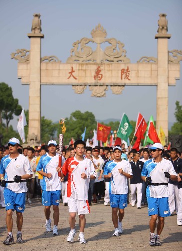 5月17日,火炬手、柯桥中学学生任致行在进行传递。当日,北京奥运会圣火在浙江绍兴传递。 新华社记者邢广利摄