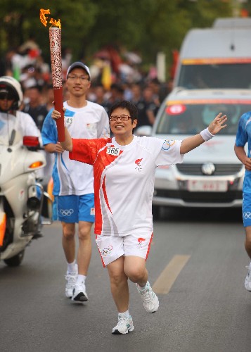 5月17日,火炬手李宝茵在进行传递。当日,北京奥运会圣火在浙江绍兴传递。 新华社记者邢广利摄