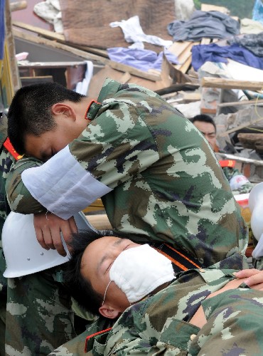 5月17日,救援人员在四川省什邡市救灾现场抓紧时间小憩。 汶川地震发生后,救援人员奔赴各个灾区,争分夺秒、夜以继日地在搜救现场奋战。为了尽量多地救出掩埋在废墟下的生还者,他们与时间赛跑,利用有限的空闲稍事休息,补充体力。 新华社记者 姜帆 摄