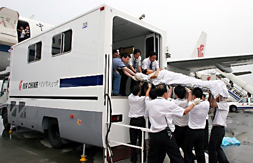 国航改装波音757飞机客舱抢运地震灾区重伤员 5月21日,在成都双流国际机场,国航工作人员将地震灾区重伤员运往改装后的波音757飞机。 为及时满足大量地震灾区重伤员转运治疗的需要,国航仅用一天时间就完成了波音757改装,在原200座的机舱里安置了36个担架位置,留有51个医护及陪护人员座位。 新华社发(易世忠摄)
