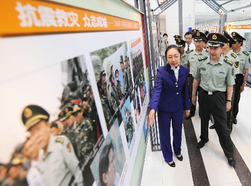 6月26日,武警官兵在观看抗震救灾图片。当日,“抗震救灾 众志成城——2008中国抗震救灾大型新闻图片展”黑龙江地区巡展首展式在哈尔滨黑龙江大学举行,展出照片300余幅。展览还将陆续在全省主要地市进行巡展。 新华社记者王建威摄