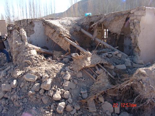 2月20日18时02分,新疆天山南部的阿克苏地区柯坪县境内发生5.2级地震。震中位于北纬40.7°,东经78.7°,震中位置与位于柯坪县西北方向的阿合奇县仅有40公里。地震发生时,阿合奇县县委,县政府马上启动应急预案,组织十个工作组,赶赴县辖各乡镇,边远牧业点开展普查工作,据调查的最新情况,阿合奇县阿合奇镇有80余户农牧民房屋倒塌,暂无人员伤亡报告。新华社发(黄健 摄)