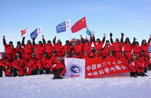 12月18日,中国南极内陆考察队员在出征前合影。当地时间18日18时(北京时间18日21时)许,由30名队员组成的两支中国南极内陆考察队同时出征,分别向地处南极内陆腹地的中国南极昆仑站和格罗夫山地区挺进。新华社发(朱兵 摄)