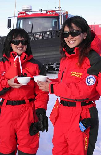 12月18日,中国南极内陆考察队的2名女队员在出征前共饮壮行酒。这是中国南极内陆考察开展十余年来,首次出现女性身影。新华社发(朱兵 摄)