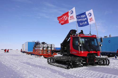 12月18日,中国南极内陆考察队员驾驶雪地牵引车,拖拽着载有各种装备与物资的雪橇,向白茫茫的南极内陆进发。新华社记者 崔静 摄