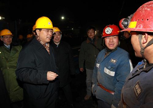 3月1日7时许,神华集团乌海能源有限公司骆驼山煤矿在建矿井发生透水事故后,国务院总理温家宝作出重要指示,要求千方百计抢救被困人员,并做好善后工作。受温家宝总理委派,国务院副总理张德江已赶赴事故现场,指导救援工作。新华社记者 庞兴雷 摄