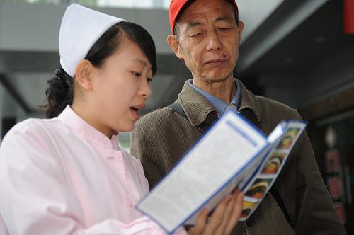 6月6日,一位市民正在贵阳市第一人民医院咨询眼部健康知识。新华社记者 刘续 摄