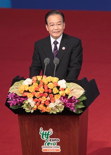 10月31日,国务院总理温家宝出席中国2010年上海世博会高峰论坛开幕式并发表主旨演讲。 当日,中国2010年上海世博会高峰论坛在世博中心举行,会期一天。 新华社记者 邢广利 摄