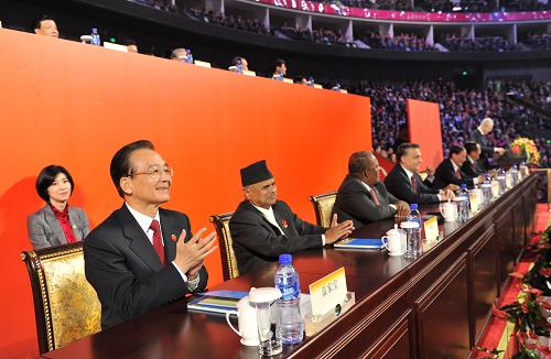 这是中国国务院总理温家宝与中外嘉宾在主席台就座。新华社记者 黄敬文 摄