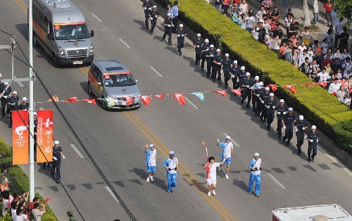 5月17日,火炬手在进行传递。当日,北京奥运会圣火在浙江温州传递。新华社记者 丁林 摄